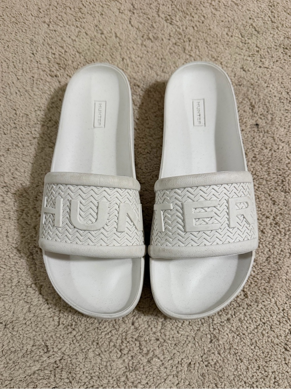 Hunter White Embossed Logo Slide Sandals
